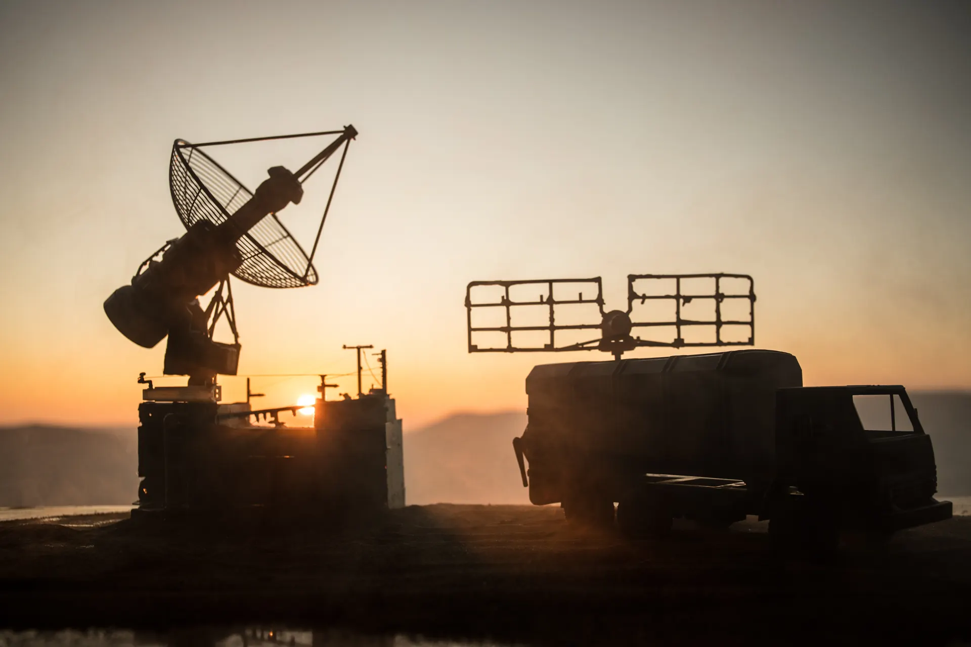 Gün batımında askeri radar aracı